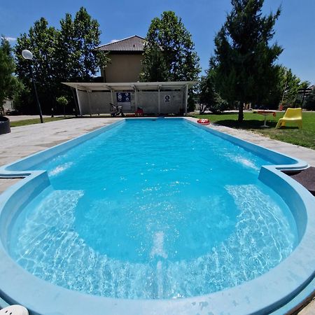 Airplane By Airport Residence Отопени Екстериор снимка