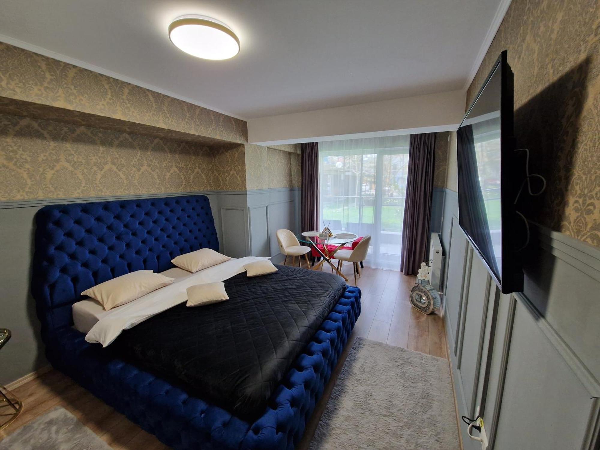 Airplane By Airport Residence Отопени Екстериор снимка