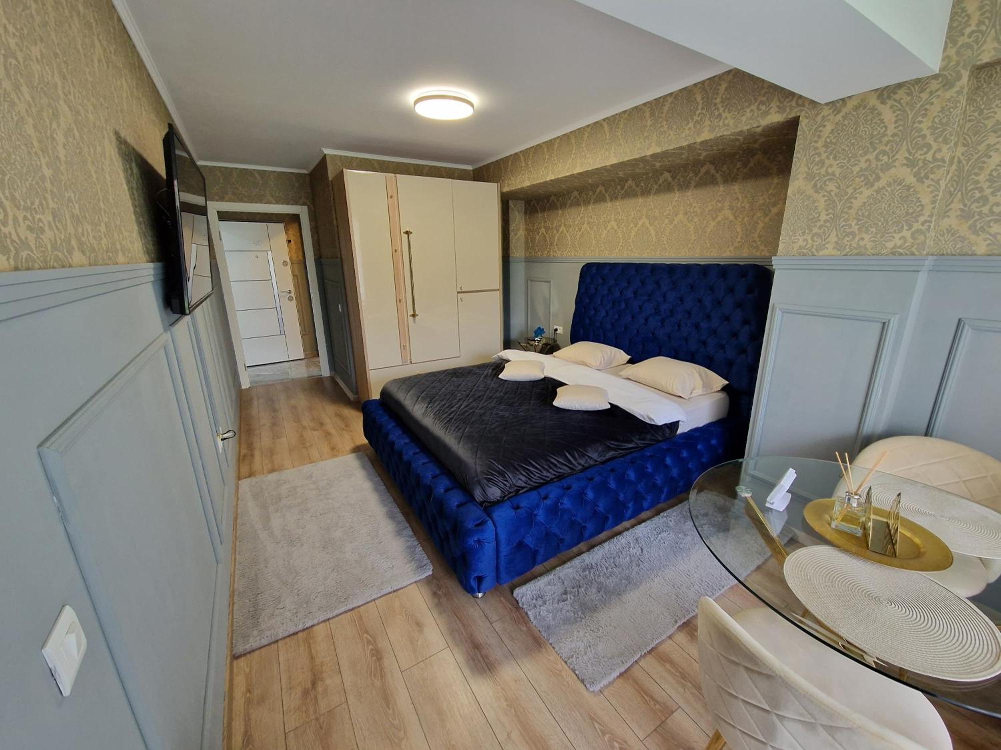 Airplane By Airport Residence Отопени Екстериор снимка