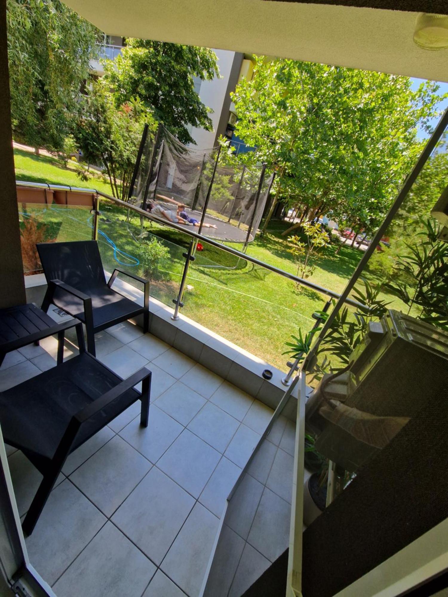 Airplane By Airport Residence Отопени Екстериор снимка