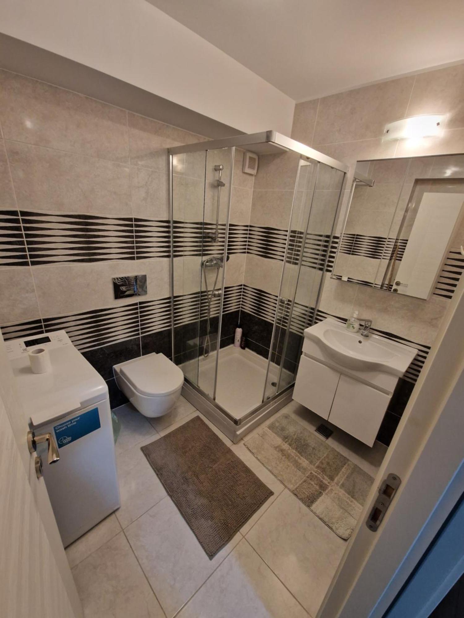 Airplane By Airport Residence Отопени Екстериор снимка